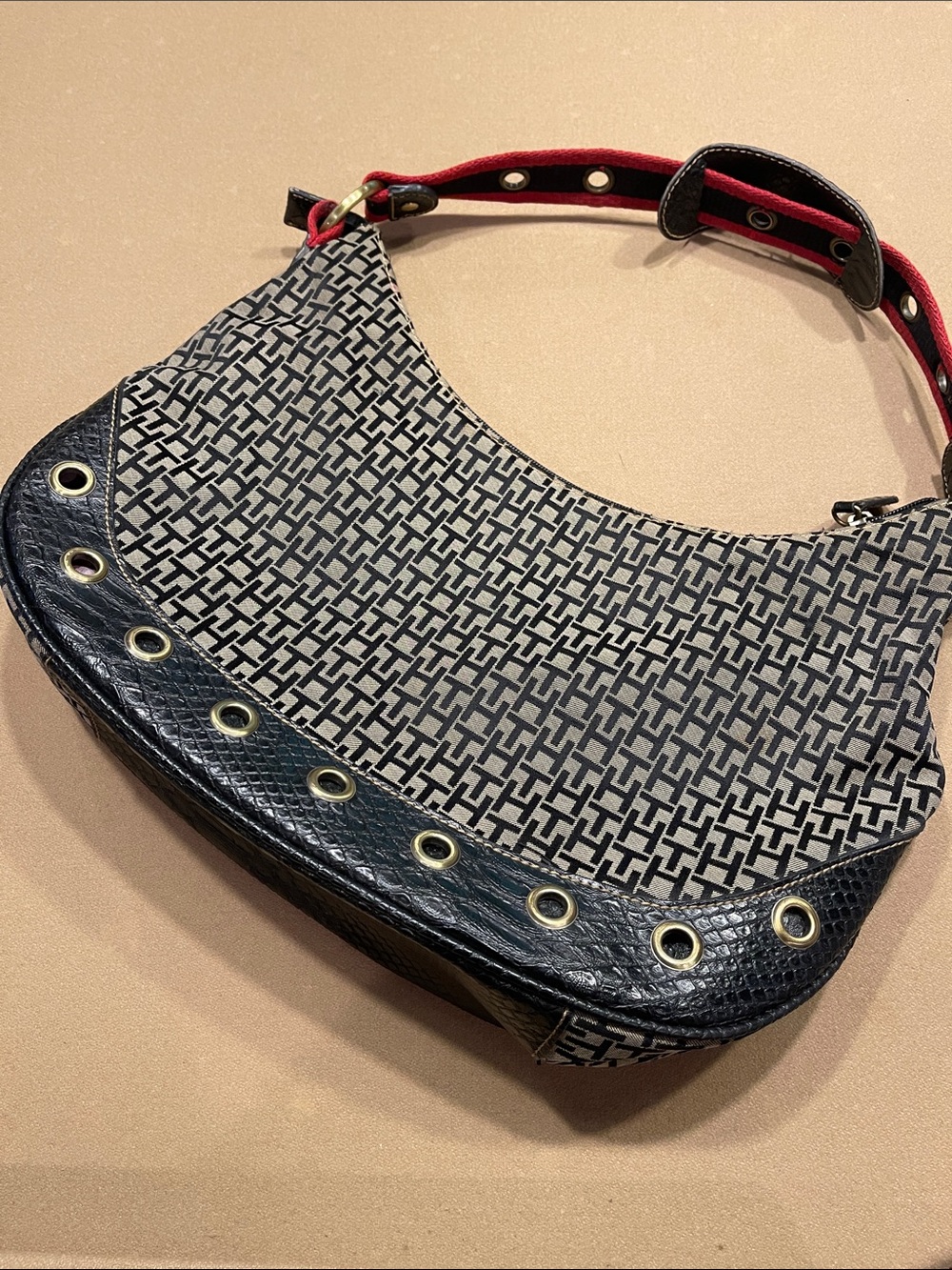 Vintage Tommy Hilfiger hobo bag.